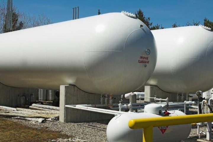 Large-scale propane storage tanks