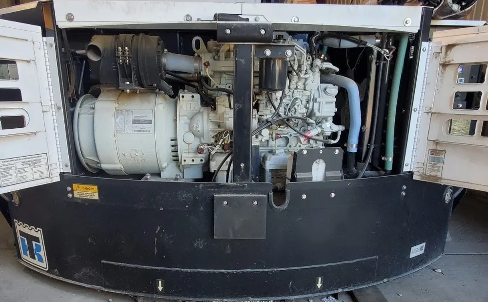 Thermo King SG-3000 clip-on genset mounted on the front of a refrigerated container - view 6