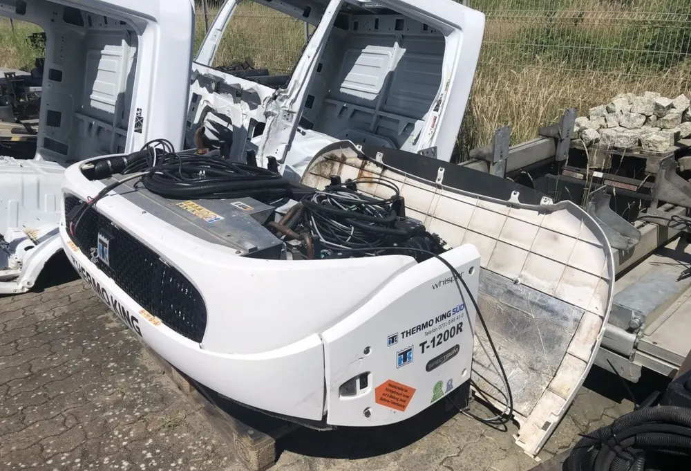 Thermo King T-1200R Spectrum multi-temperature truck refrigeration unit - view 2