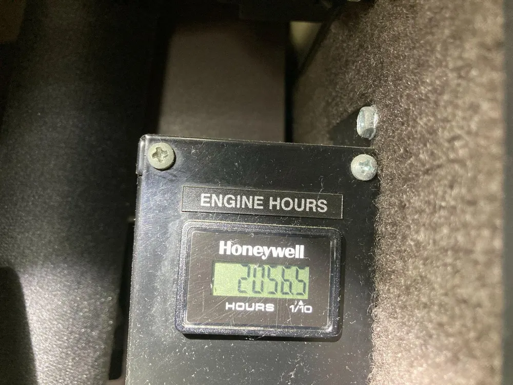 Thermo King TriPac Evolution diesel auxiliary power unit mounted on a sleeper tractor - view 10