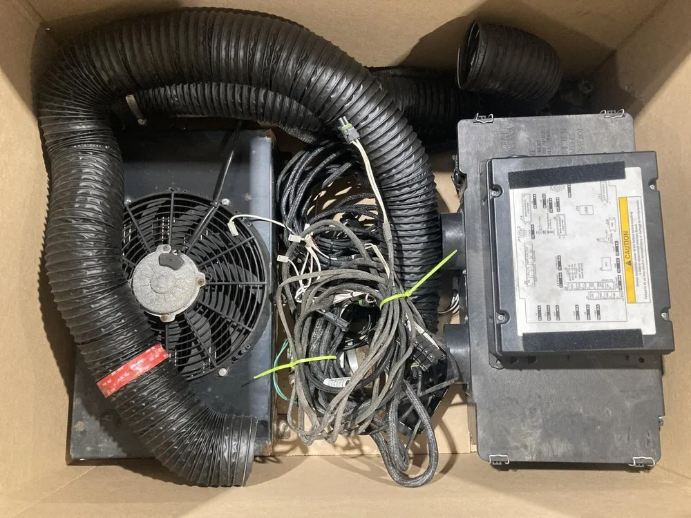 Thermo King TriPac Evolution diesel auxiliary power unit mounted on a sleeper tractor - view 11